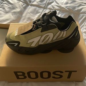YZY 700 MNVN SHOES